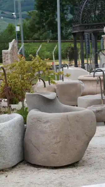 Fontana da giardino ricavato da un masso da fiume in porfido dell'Alto Adige