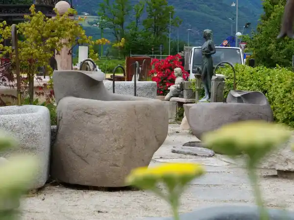 Fontana da giardino a circolo chiuso in porfido a forma naturale realizzata da Jacob Stone Egna Bolzano