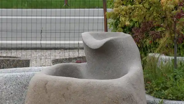 Fontana decorativa da giardino con vasca sorgente ricavata da un sasso di fiume in porfido