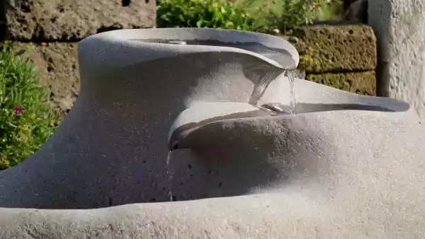 Dieser Gartenbrunnen sowie die beiden Becken mit dem Schnabel wurden aus dem Findling aus Südtiroler Porphyr von Hand herausgearbeitet