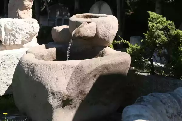 schöner Gartenbrunnen aus einem massiven südtiroler Porpyhr angefertigt