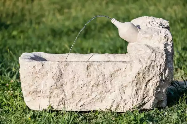 Gartenbrunnen mit Prosecco-Flasche aus einem Kalksteinfindling - Maße ca. 120 x 75 x H 45 - 75 cm