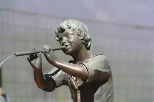 Statua in Bronzo di alta qualità che è l'elemento decorativo per questa fontana