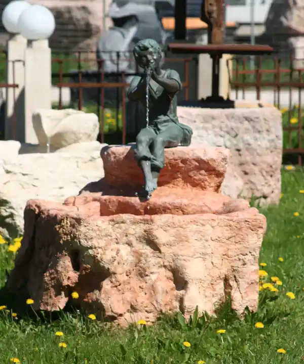 Fontana da giardino in pietra calcare con "suonatore di flauto" e scultura di lumaca