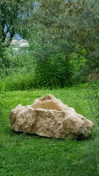 Gartenbrunnen aus Naturstein mit wasserspeienden Fröschen