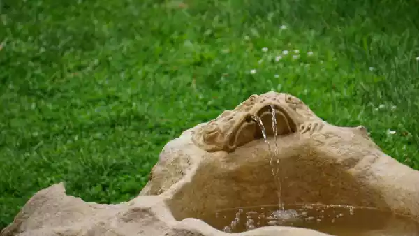 Fontana in pietra naturale per giardino con pompa di circolazione
