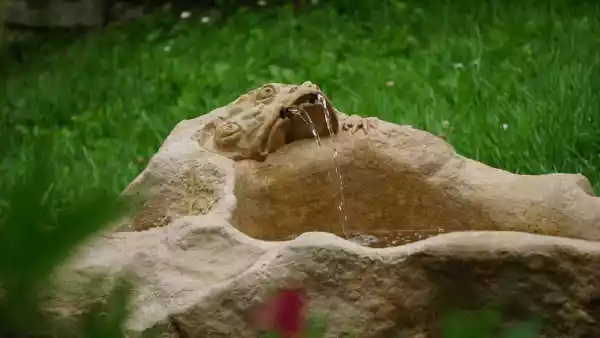 Chor der Frösche von Hand in Stein gehauen als Wasserspiel für den Gartenbrunnen