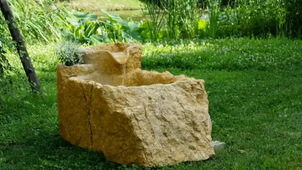 Gartenbrunnen mit Quellbecken aus gelbem Kalkstein