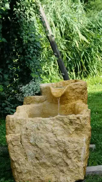 Dekorativer Gartenbrunnen mit Umwälzpumpe. Auf Wunsch kann auch ein Wasserhahn ergänzt werden.