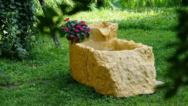 Gartenbrunnen aus einem Naturstein - Findling mit einem Wasserlauf