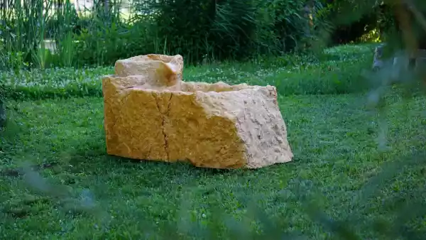 Fontana da giardino decorativa con pompa di circolazione. Su richiesta è possibile aggiungere anche un rubinetto.