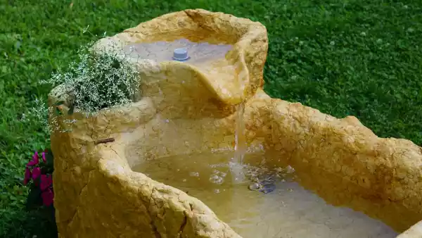Quellbecken aus Naturstein von Hand gemeißelt für den Gartenbrunnen