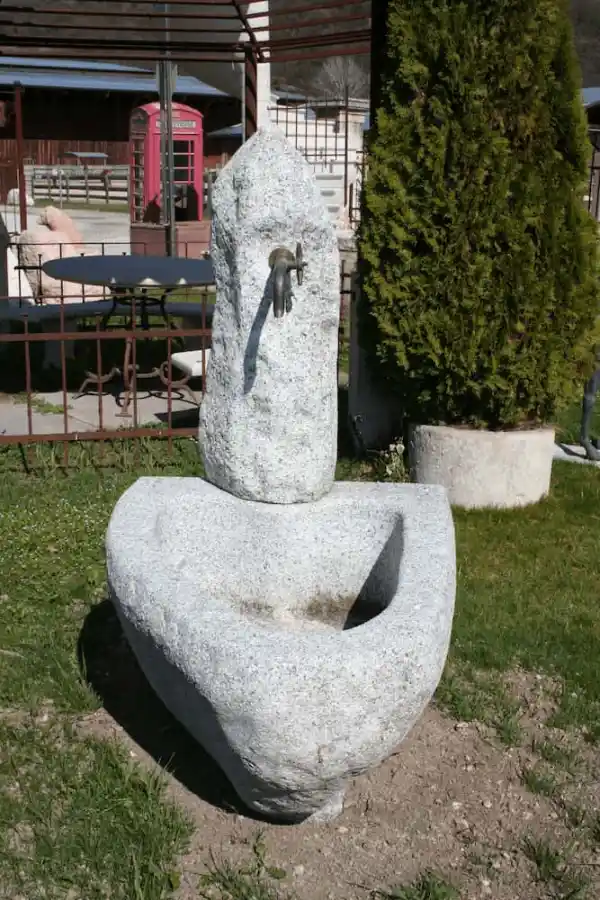 Bachstein aus weiß-schwarzem Granit mit Säule und handgeschmiedetem Messinghahn
