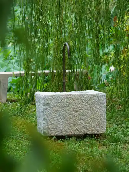 Rustikaler Gartenbrunnen aus Granit