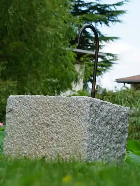 Rechteckiger Brunnen aus weiß schwarzem Granit hergestellt von Steinmetz Jacob Neumarkt Bozen Südtirol