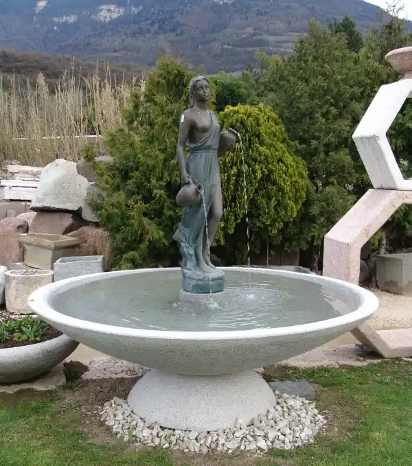 Moderner Springbrunnen aus Granit mit Bronzefigur