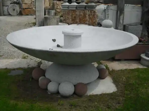 Moderner grosser Springbrunnen aus Granit