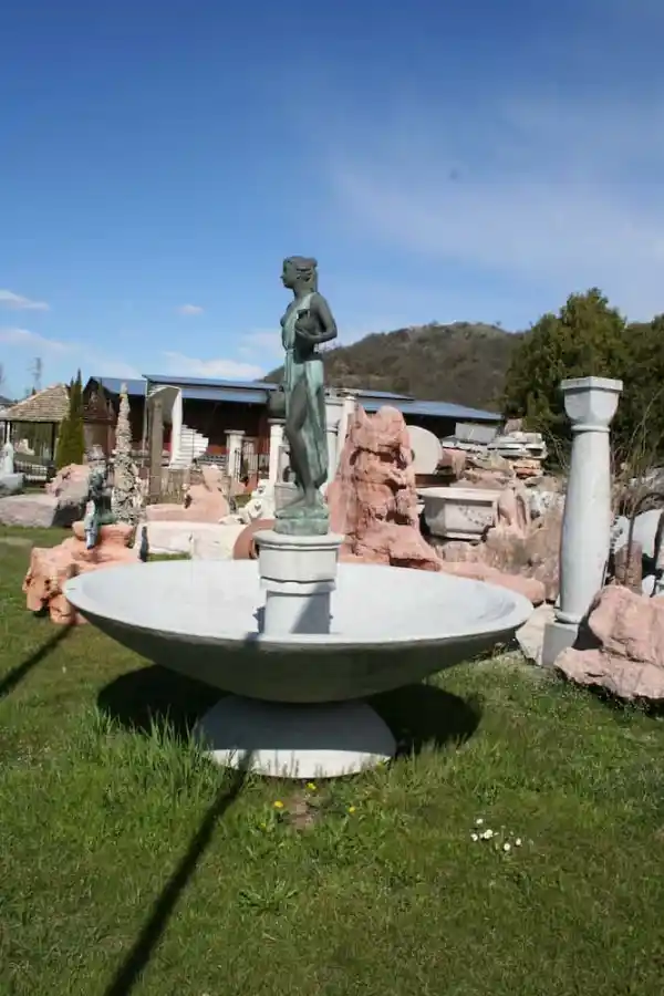 Moderner Springbrunnen aus Granit mit Bronzefigur