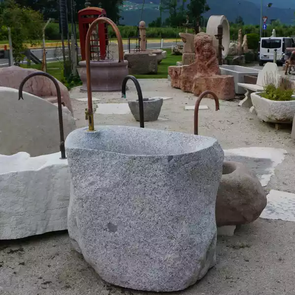 Fontana da giardino in granito dell'Alto Adige realizzato da Jacob