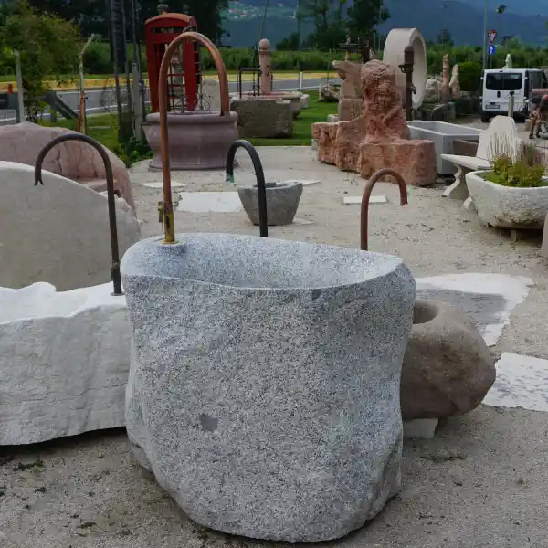 Brunnen aus einem Südtiroler Granit-Bachstein mit Wasserhahn
