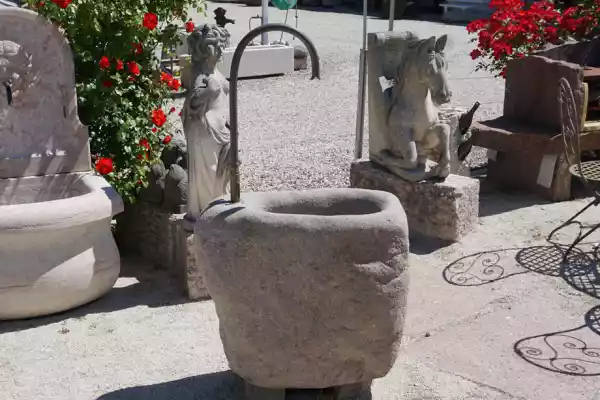 Garten Brunnen aus Südtiroler Porphyr Findling mit handgefertigtem Wasserhahn