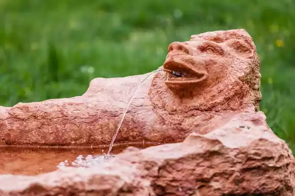 Großer Brunnen mit Bärenkopf aus rotem Kalkstein aus Asiago