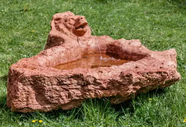 Grande fontana di roccia con orso scolpito - Misure ca. 210 x 150 x alt 30 cm
