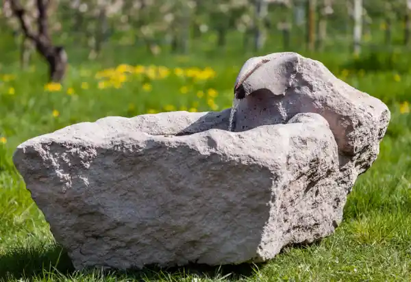 Brunnen mit Quellbecken aus einem groben Porphyr Block angefertigt