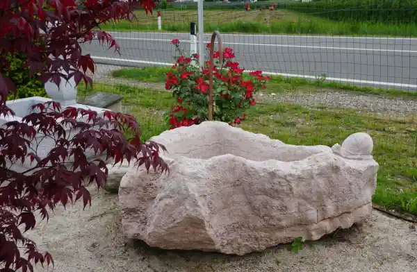 Fontana da giardino con chiocciola scolpita nella roccia