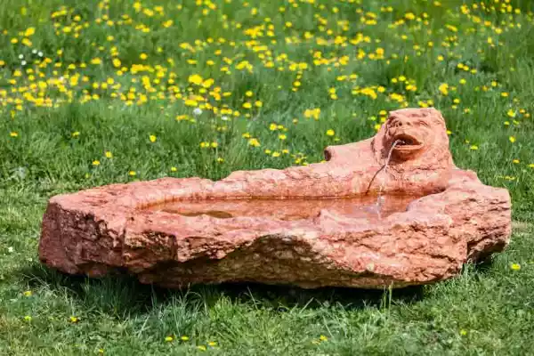 Großer Gartenbrunnen aus rotem Kalkstein mit Bärenkopf von Jacob Steinmetz aus Neumarkt Südtirol