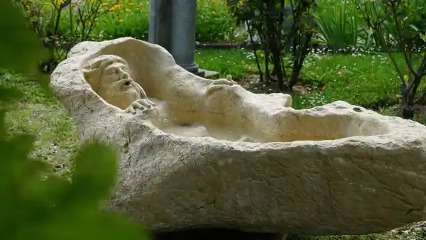 Skulptur-Brunnen „der Badende“ aus einem naturbelassenen Kalksteinrohling