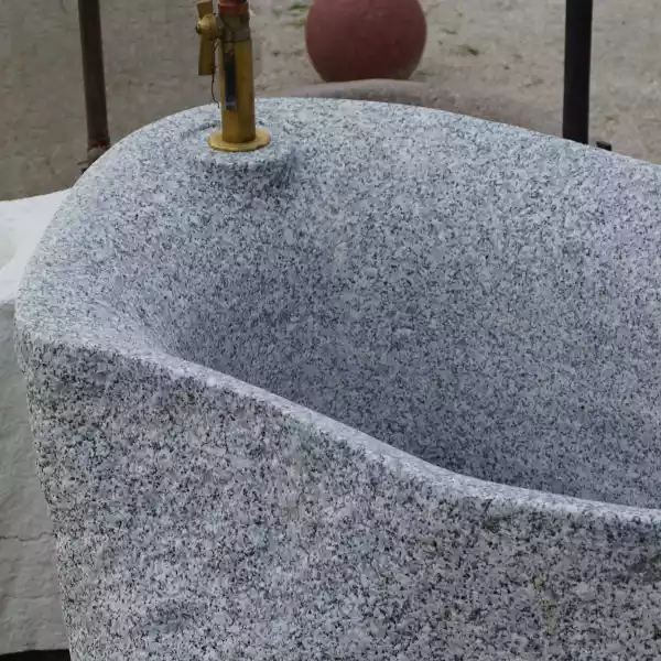 Dettaglio della lavorazione di una fontana in granito