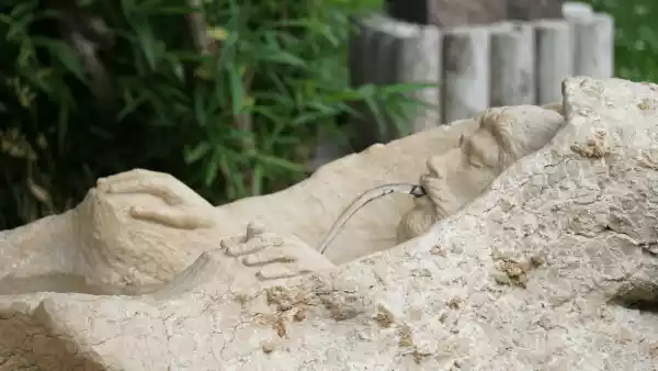 Wasserauslauf aus der Skulptur der Badende