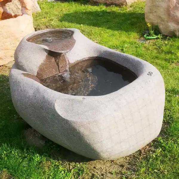 Brunnen mit Quellbecken aus einem Porphyr-Bachstein