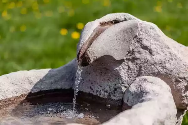 Quellbecken des Gartenbrunnens aus Südtiroler Porphyr von Jacob Steinmetz aus Neumarkt Südtirol