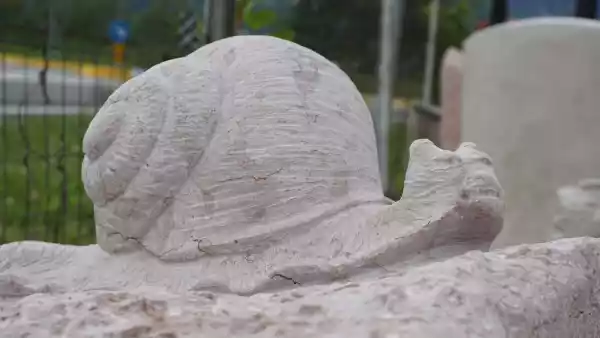 Schneckenskulptur auf Gartenbrunnen
