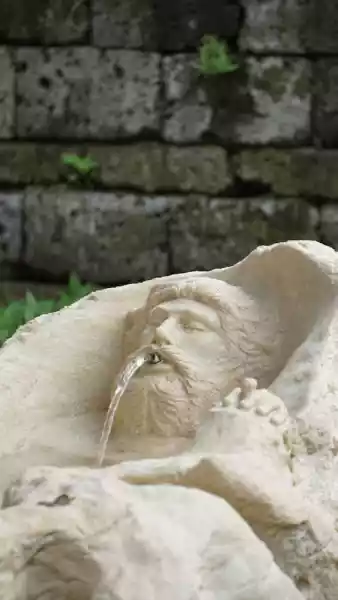 Skulptur "Der Badende" integriert in einen Gartenbrunnen - gefertigt von Jacob Steinmetz Neumarkt in Südtirol