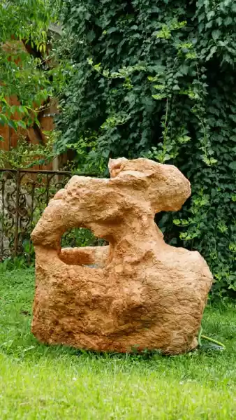 Der Natursteinfindling hat eine einzigartige natürliche Form