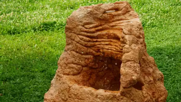 Der Wasserlauf wurde mit viel Fingerspitzengefühl in den Naturstein-Findling gemeißelt