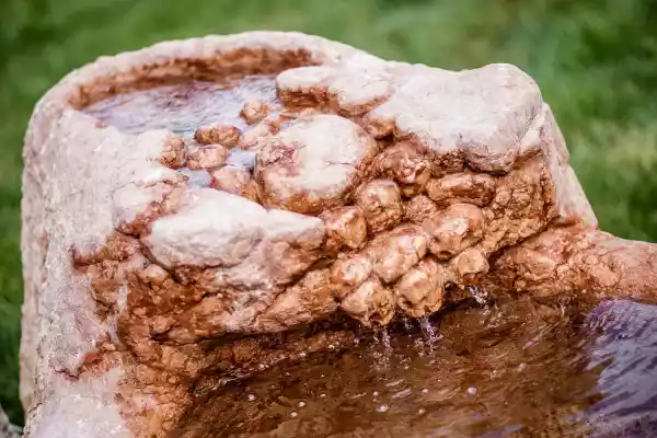 Cascatella scolpiate in una fontana in pietra naturale