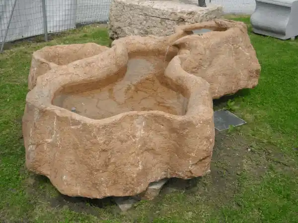 Kalkstein Findling mit Wasserspiel und separatem Becken für Trinkwasser