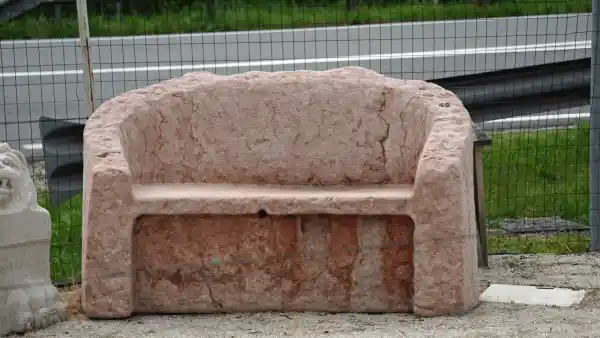 Steinbank aus rotem Marmor