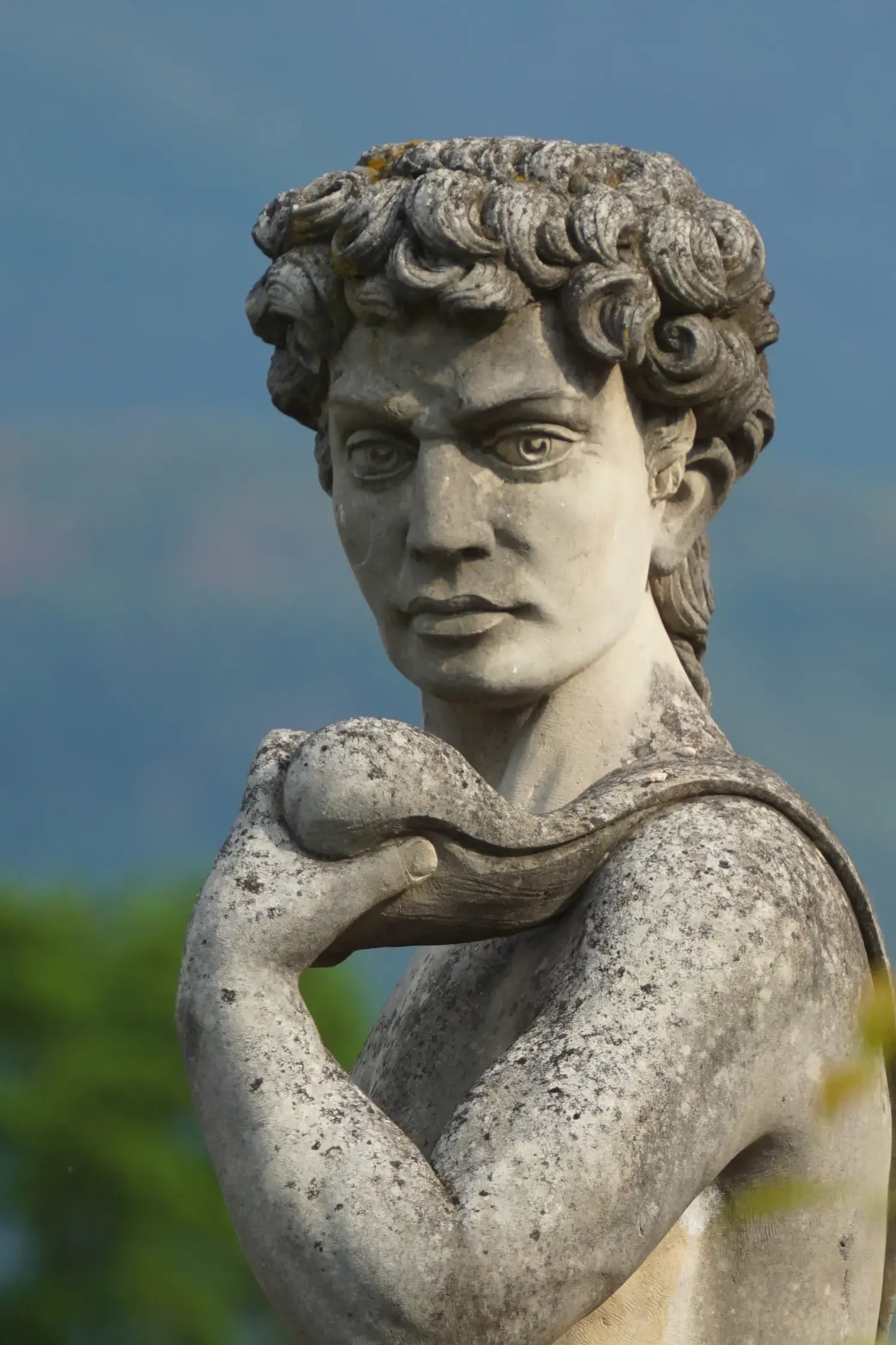 Figuren, Masken und Vasen aus Naturstein