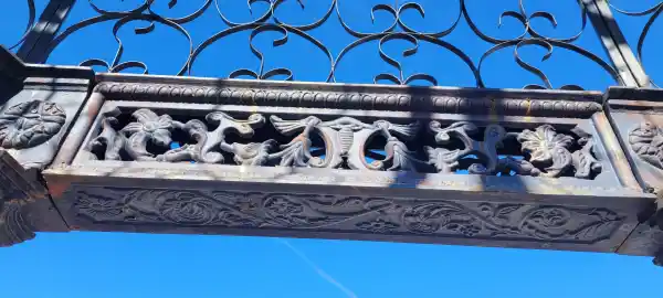 Detail des Gartenpavillons aus Gusseisen mit Kuppel aus Eisen