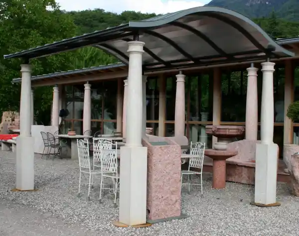 Elegante padiglione da giardino in pietra naturale