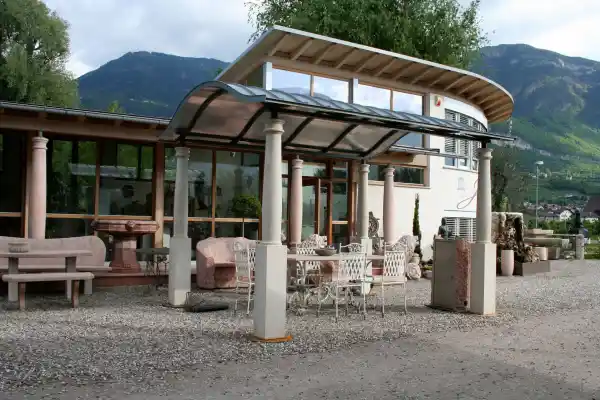 Eleganter Pavillon mit Dach und vier Säulen aus Naturstein