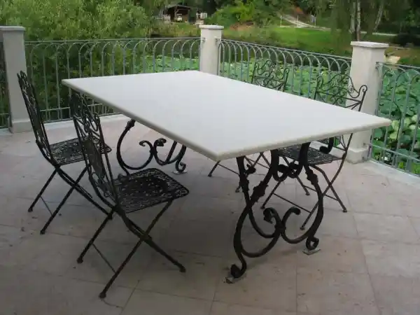 Rechteckiger Tisch mit Natursteinplatte