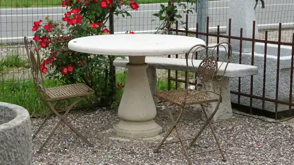 Runder Tisch aus Naturstein mit zentralem Fuß