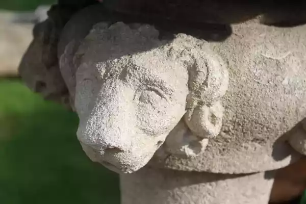 Leone su antica classica fontana a tre vasche