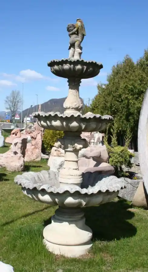 Dreistöckiger historischer Springbrunnen